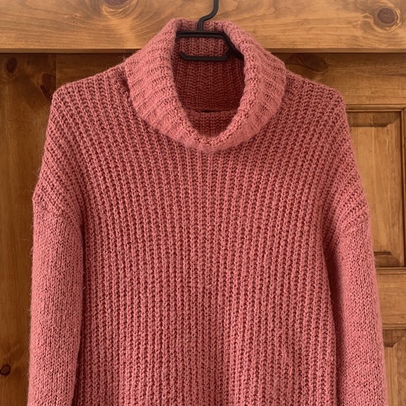 Dusty pink super cozy sweater from Icone (Simons) size XS but can fit larger - Picture 3 of 6